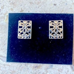 These silver earrings are lightweight and beautiful!